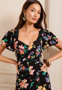Love & Roses REGULAR FIT - SHORT SLEEVE MIDI - Dnevna obleka - black floral