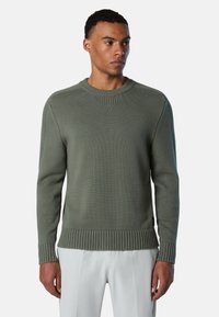 Olivgrüner Strickpullover mit geripptem Hals- und Saumabschluss. Lange Ärmel, strukturierter Stoff und figurbetonter Schnitt.