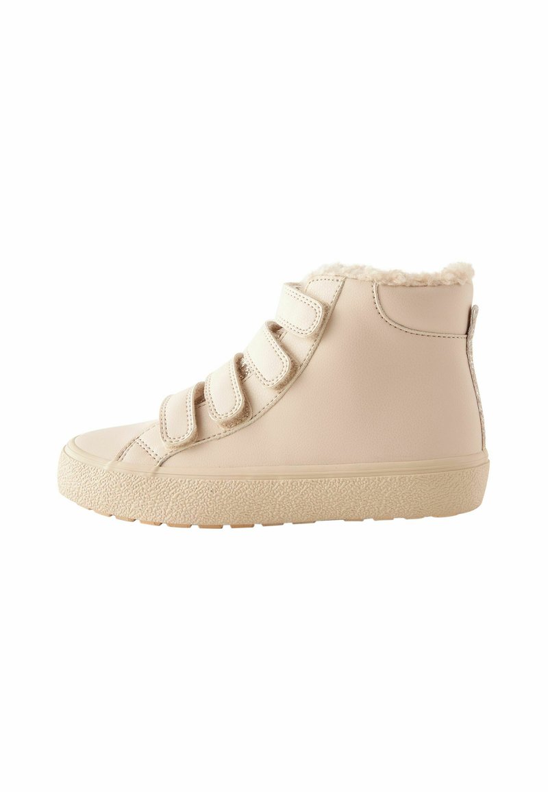 Beige high-top sneaker met nepbont voering, drie stoffen riemen, textuur rubberen zool en een glad leren afwerking.