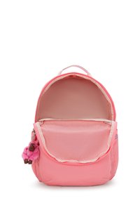 Rosa nylonryggsäck med rundad form, med dragkedja, innerfack och en plyschapa nyckelring som accent.