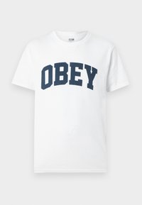 Άσπρο κοντομάνικο T-shirt με σκούρα μπλε γράμματα «OBEY» σε μεγάλα τετράγωνα γράμματα στο στήθος.