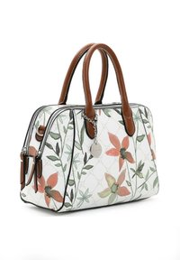 Sac à main blanc ornée de motifs floraux en rose et vert. Poignées et fermetures à glissière en simili cuir marron, avec un charm en métal attaché.