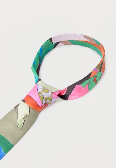 Έγχρωμη γραβατα με μοτίβο λουλουδιών, δεμένη σε έναν χαλαρό κόμπο πάνω σε απλό λευκό φόντο.