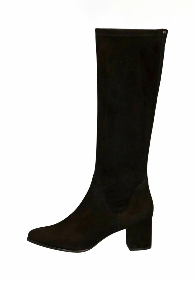 Stivali neri in suede alti fino al ginocchio con tacco a blocco, punta affusolata e texture liscia. Presentano un dettaglio sulla cucitura laterale e un logo in alto.