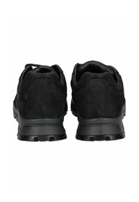 Černé tenisky s texturovaným koženým a síťovinovým svrškem, polstrovanou podrážkou a robustní podrážkou. Mají minimalistický design a elegantní siluetu.