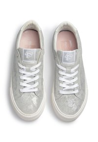 Sneakers in suede grigio con una finitura texture, lacci bianchi e suola in gomma. Presenta una patch con il logo sulla linguetta.