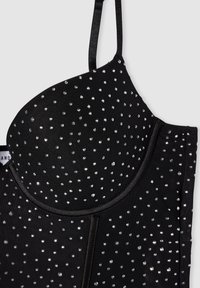 Top senza maniche nero con un design aderente, decorato con strass argentati e un tessuto testurizzato che mette in risalto un motivo scintillante.