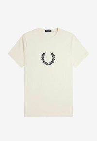 Camiseta de algodón color crema con mangas cortas y un diseño de laurel negro en el pecho. Presenta un cuello redondo y un corte estándar.