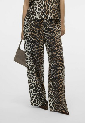 Lepardo-print broek met wijde pijpen in bruin en zwart, gemaakt van een textuurstof, met een bijpassende top en een kleine handtas.