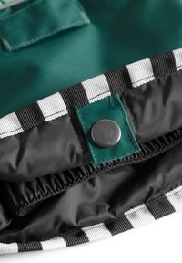 Borsa verde e nera con bordo a strisce, dotata di chiusura a scatto metallica e texture in nylon liscia. Fodera interna nera.