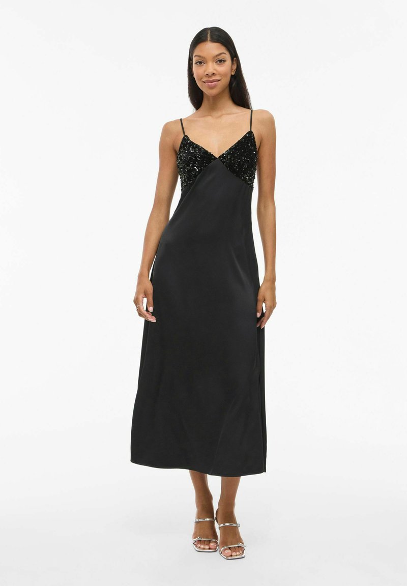 Vestido negro midi con tirantes ajustables, que presenta un cuerpo con lentejuelas y una falda de satén suave. Sin cierres ni patrones visibles.