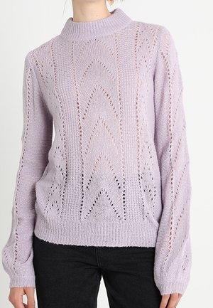 Maglioncino in un tenue colore lavanda con scollo alto, motivo a zigzag testurizzato e maniche lunghe leggermente a sbuffo.