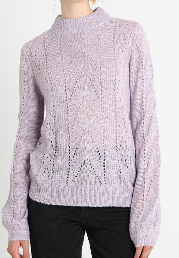 Helllila gestrickter Pullover mit hohem Halsausschnitt, strukturiertem Chevron-Muster und langen, leicht gepufften Ärmeln.