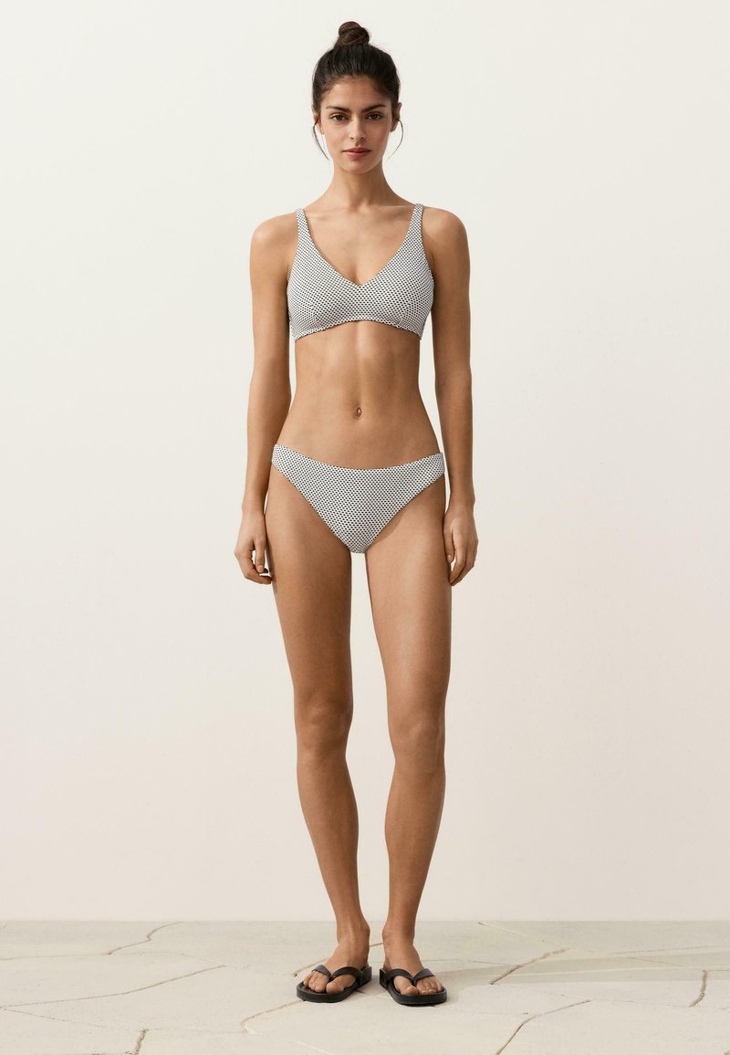 OYSHO JACQUARD POLKA DOT HALTER - Bikini top - white - Zalando.ie OYSHO JACQUARD POLKA DOT HALTER - Bikini top - white - Zalando.ie