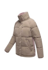 Doudoune beige clair avec un col haut. Présente des sections matelassées horizontales, des poches latérales et un intérieur rose contrastant.