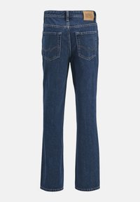 Jean en denim bleu foncé à coupe droite, avec deux poches arrière et une étiquette en cuir à la taille. Détails cousus sur les poches.