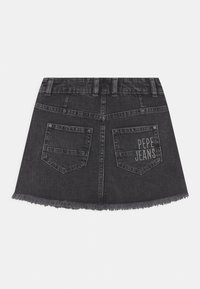 Tmavě šedá džínová sukně s roztrhaným lemem, se dvěma zadními kapsami a bílým logem "Pepe Jeans" na pravé kapse.