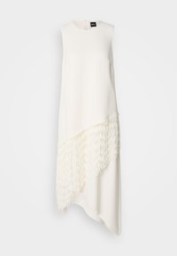 Rochie albă fără mâneci, cu tiv asimetric, având un detaliu texturat cu franjuri în partea de jos și un decolteu rotund în spate.