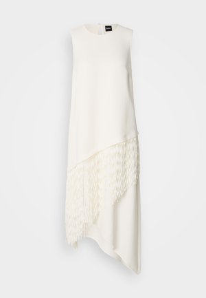 Beli rankovių neturintis suknelė su asimetrine apatine kraštine, apatinėje dalyje puošta tekstūruota kutų detalė ir apvali iškirptė nugaroje.