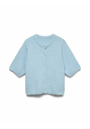 Cardigan tricoté bleu clair à manches courtes avec un col rond et six boutons devant, présenté sur fond blanc.