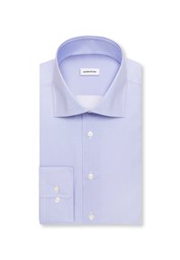 Chemise habillée bleu clair texturée pour homme avec col ouvert et boutons blancs, soigneusement pliée avec une manche visible.