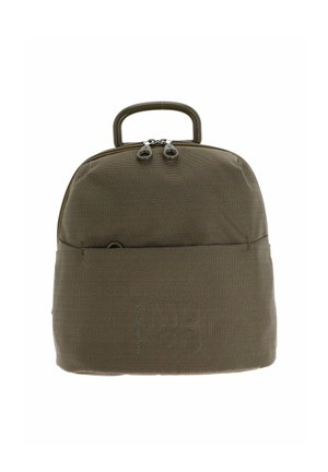 Sac à dos olive compact avec une poignée supérieure, double fermeture à glissière et poche avant sur fond blanc.