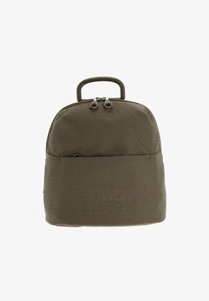 Sac à dos olive compact avec une poignée supérieure, double fermeture à glissière et poche avant sur fond blanc.