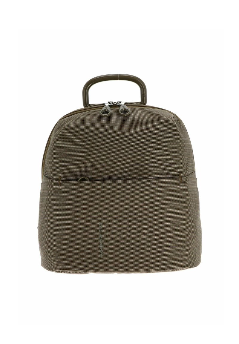 Zaino compatto di colore verde oliva con una singola maniglia superiore, chiusura a doppio zip e tasca frontale su uno sfondo bianco.