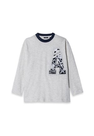Maglietta a maniche lunghe grigio chiaro con colletto a costine blu navy. Presenta una grande toppa grafica bianca e nera con la lettera "A" sul davanti. Tessuto morbido.