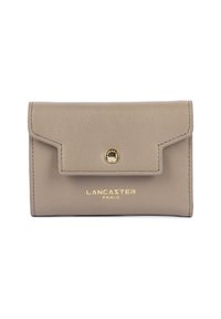 Portafoglio in pelle beige con chiusura a pattina, hardware dorato, logo "Lancaster" in rilievo e cuciture ordinate lungo i bordi.