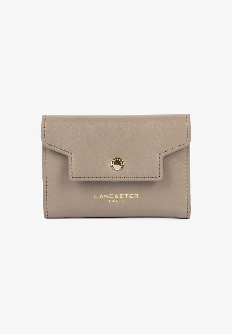 Portafoglio in pelle beige con chiusura a pattina, hardware dorato, logo "Lancaster" in rilievo e cuciture ordinate lungo i bordi.