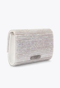 Witte clutch-portemonnee met een gestructureerd ontwerp, versierd met meerkleurige strass-steentjes, een rechthoekige vorm en een zilveren merkembleem.