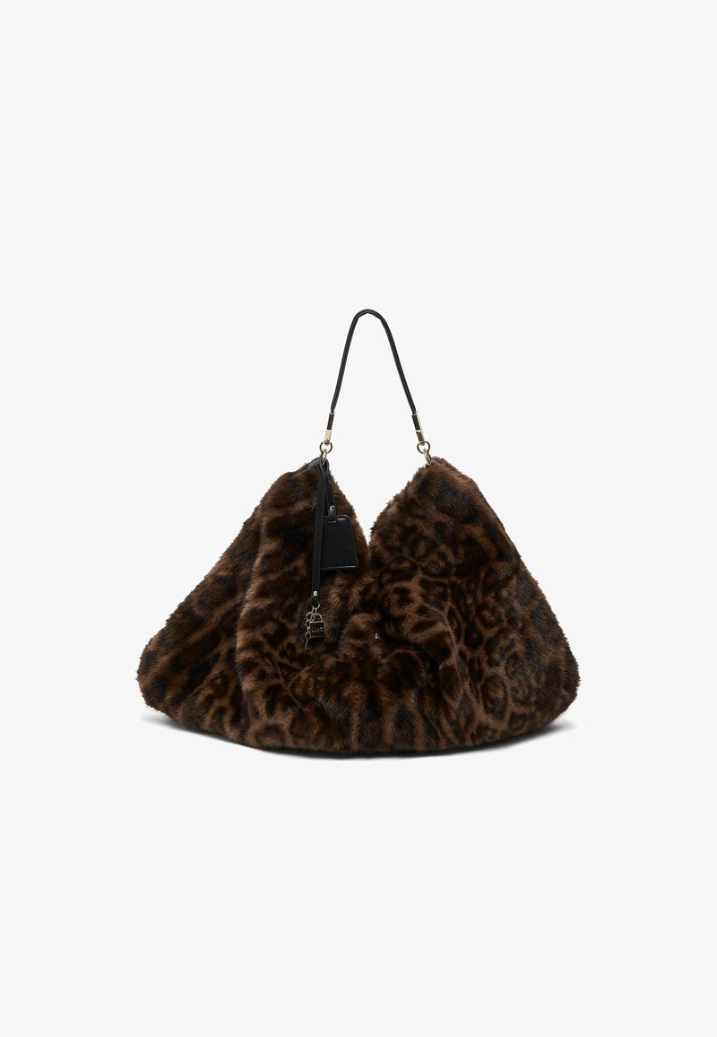 Sac à main en fausse fourrure imprimé léopard marron et noir avec une bandoulière en cuir noire et une petite étiquette en cuir suspendue ainsi qu'un charm.