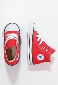 Rode canvas hoge sneakers met witte rubberen zolen en veters. Beschikt over een circulair logo aan de zijkant en zwarte accenten op de zool.