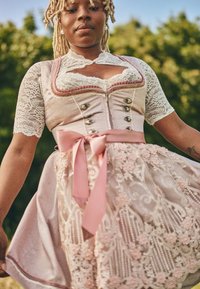 Tradycyjna sukienka z koronkowymi rękawami, różowym gorsetem i kwiatowym haftem. Posiada zamek błyskawiczny oraz różową wstążkę w talii, szczegółowa tekstura.