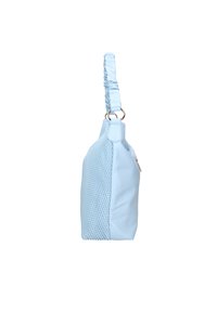 Borsa a mano di colore azzurro chiaro con pannello laterale testurizzato, superficie liscia, manico arricciato e dettagli in hardware dorato. Chiusura con zip nella parte superiore.