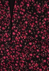 Fekete szövet rózsaszín és krém virágmintával. A mintázat redőzött és látható zsebdíszítéssel rendelkezik.