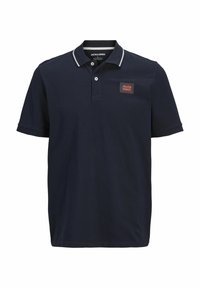 Marineblaue Polo-Shirt aus Baumwolle, mit einem Kragen, kurzen Ärmeln, einem Brustpatch mit Logo und weißer Paspelierung am Kragen.