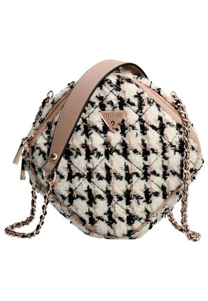 Rund quiltet håndtaske med sort-hvidt hundetandsmønster, beige læderdetaljer, guld kæderem og Guess-logo foran.