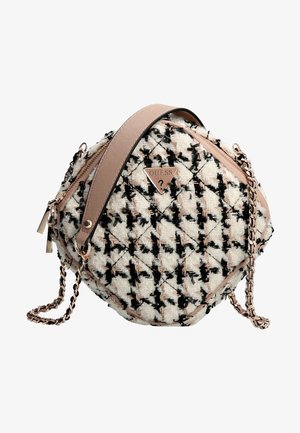 Okrągła pikowana torebka z czarno-białej tkaniny w jodełkę, beżowymi skórzanymi akcentami, złotym łańcuszkiem na ramię oraz logo Guess z przodu.