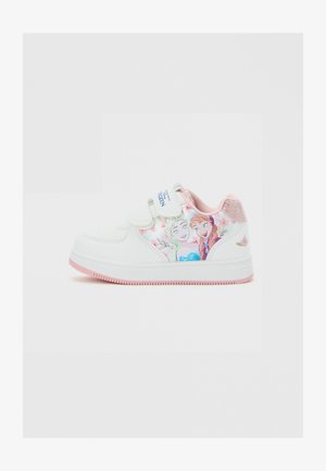 Sneaker bianca per bambini con suola rosa e tallone glitterato, con i personaggi Disney Frozen Anna ed Elsa sul lato e chiusura a strappo.