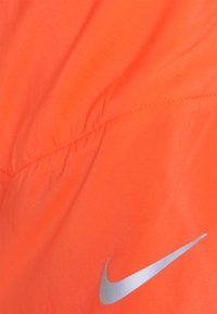 Nike Performance Pantalón corto de deporte - apricot