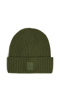 Roheline ribaga kootud beanie, millel on volditud äär ja ees ruuduline logo silt. Pehme tekstuur ja veniv kangas.