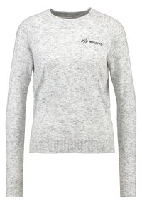 Helles graues, gestricktes Sweatshirt mit langen Ärmeln. Verfügt über gerippte Bündchen und Saum. Kleiner "No worries"-Text auf der Vorderseite eingestickt. Weicher Stoff.