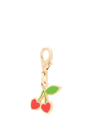 Charm en or avec des cerises en émail rouge et une feuille verte, attaché par une chaîne à un solide fermoir de type homard.