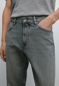 Massimo Dutti TAPERED FIT - Jeans Tapered Fit - mottled blue