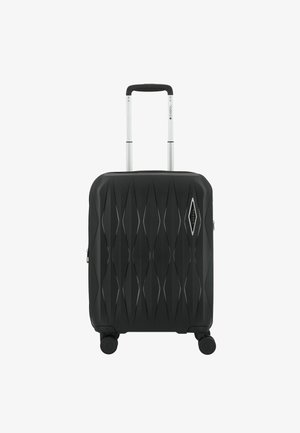 Maleta rígida negra con patrón geométrico, cuatro ruedas y un mango telescópico plateado extendido en posición vertical.