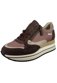 Brązowe zamszowe sneakersy z różowymi i beżowymi skórzanymi panelami, z bocznym zamkiem błyskawicznym, teksturowanymi akcentami oraz wygodną białą podeszwą.