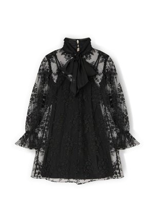 Abito nero trasparente con ricami floreali, collo alto, dettaglio con fiocco e maniche arricciate. Presenta chiusura con bottoni e design a strati.