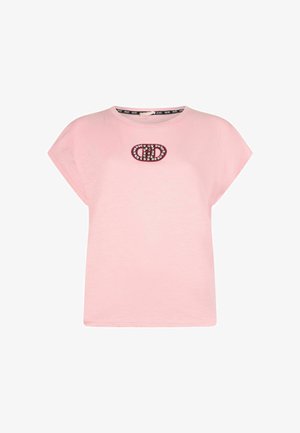 Rózsaszín rövid ujjú póló kerek nyakkivágással és egy kis ovális ékszerrel díszített logóval a mellkas közepén.